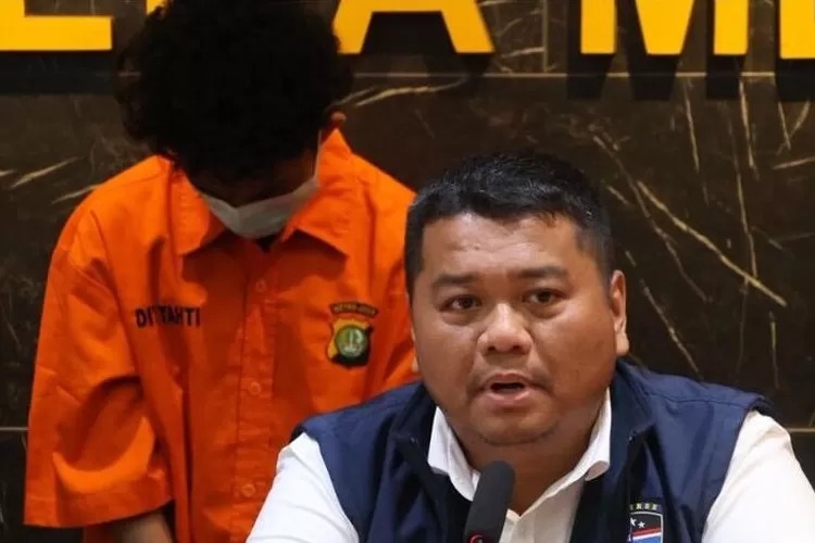 Sosok WFT yang ditangkap sebagai hacker Bjorka dihadirkan dalam konferensi pers. (Instagram @poldametrojaya)